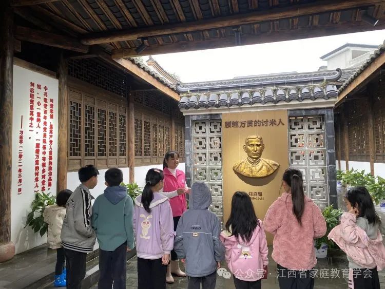 缅怀革命先烈,身怀感恩前行——龙口镇龙口村阳光驿站开展祭奠英烈主题活动-江西省家庭教育学会